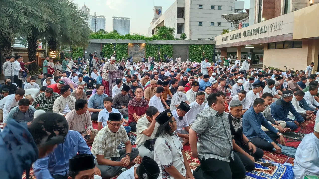 Pimpinan Pusat (PP) Muhammadiyah menggelar Salat Idul Adha 1444 Hijriah di halaman Kantor PP Muhammadiyah, Menteng, Jakarta Pusat, Rabu (28/6/2023).