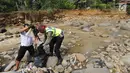 Dua Anggota Polantas Polres Bogor memungut sampah saat kegiatan aksi bersih sungai di kawasan aliran Sungai Ciliwung, gadog, Bogor (20/9). Aksi bersih sungai dalam rangka HUT lalu lintas ke-63. (Merdeka.com/Arie Basuki)