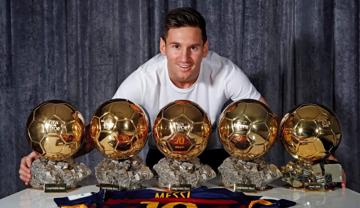 Lionel Messi berpose dengan 5 trofi FIFA Ballon d'Or yang telah diraihnya. Messi meraih gelar Pemain Terbaik Dunia tahun 2009, 2010, 2011, 2012, dan 2015. (AFP/Miguel Ruiz)