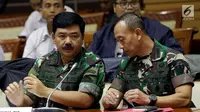 Panglima TNI Marsekal Hadi Tjahjanto (kiri) berbincang dengan Kepala Staf TNI AD (Kasad) Jenderal Mulyono saat mengikuti rapat dengan Komisi I DPR  di ruang rapat Komisi I DPR, Kompleks Parlemen, Senayan, Jakarta, Kamis (24/5). (Liputan6.com/Johan Tallo)