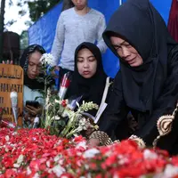 Keluarga ke Makam Julia Perez (Nurwahyunan/bintang.com)
