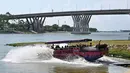 Sebuah kendaraan amfibi membawa turis dalam wisata sungai di Singapura pada 19 Februari 2019. Mobil-perahu mirip bebek ini mengantarkan pelancong berpetualang seru melihat keindahan Negeri Singa melalui jalur darat dan sungai. (Roslan RAHMAN/AFP)