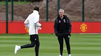 Gelandang Manchester United (MU) Paul Pogba dan pelatih Jose Mourinho. (Paul ELLIS / AFP)