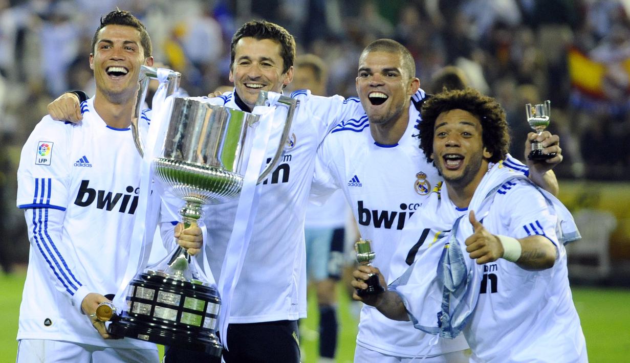 Bintang Real Madrid, Cristiano Ronaldo, bersama rekan-rekannya merayakan gelar Piala Spanyol di Stadion Mestalla, Valencia, Kamis (20/4/2011). CR 7 mengakhiri kebersamaan sembilan tahun bersama Madrid untuk hijrah ke Juventus. (AFP/Pierre Marcou)