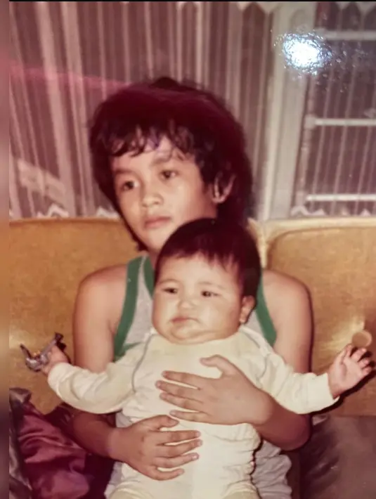 Sedari adiknya kecil, mendiang Reza Gunawan selalu memberikan perhatian lebih kepada adik perempuannya itu. Bahkan ketika adiknya sudah dewasa dan menikah, perhatian Reza kepada Sharena tidak berubah, hal tersebut terlihat dari tangkapan layar Direct Message (DM) Instagram yang diunggah Sharena belum lama ini. (Liputan6.com/IG/@mrssharena)