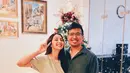 Momen perayaan Natal pertama sebagai Suami-Istri, Joshua Suherman tampil kompak bersama sang istri, Clairine Clay dalam balutan nuansa Natal, hijau-merah. (Instagram/jojosuherman).