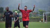 Thales Lira dan Lucas Frigeri penuh senyum dalam sesi latihan Arema FC di Lapangan ARG, Kabupaten Malang, Selasa (12/03/2025) sore WIB. (Bola.com/Iwan Setiawan)