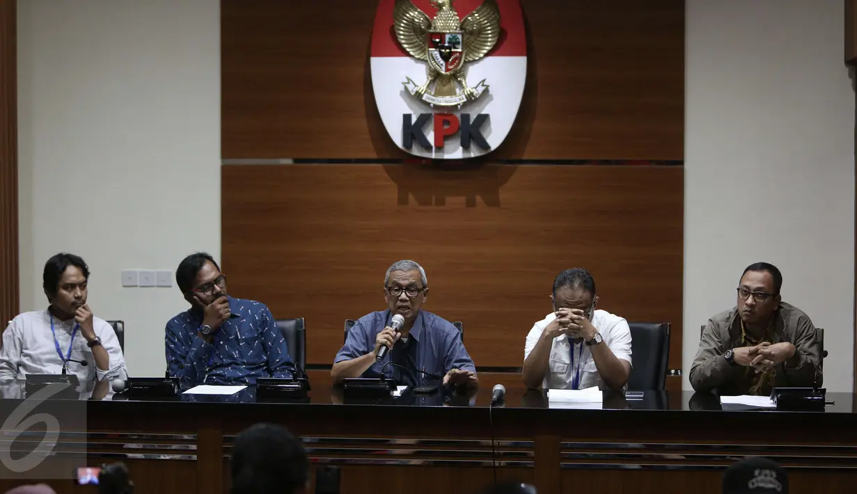 (Ki-ka) Komisioner Komnas HAM Nurcholis, Koordinator Kontras Harris Azhar, Mantan pimpinan KPK Busyro Muqoddas dan Mantan Wakil Ketua KPK Bambang Widjojanto, menggelar konferensi pers di Gedung KPK, Jakarta, Selasa (11/4).(Liputan6.com/Helmi Afandi)