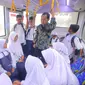 Wali Kota Bogor Bima Arya merasakan naik bus sekolah gratis untuk siswa kurang mampu, Sabtu (26/1/2019). (Liputan6.com/Achmad Sudarno)