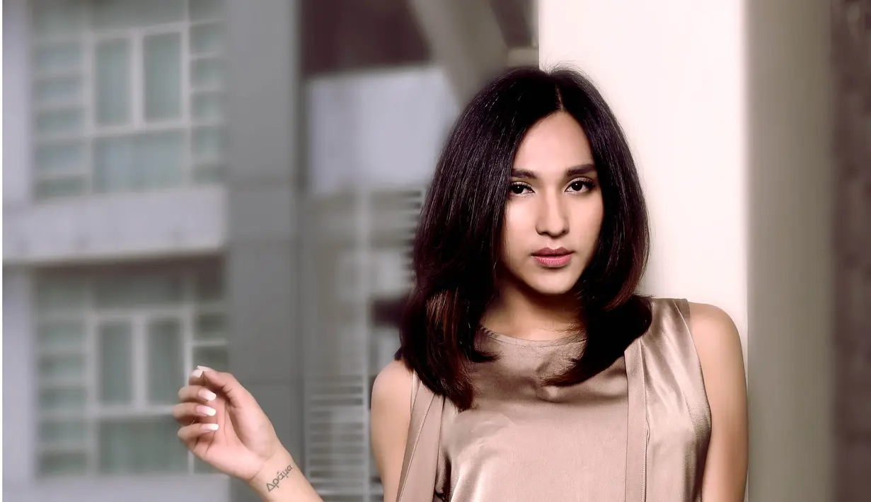 Tak sedikit komentar pedas yang mendatangi Dena Rachman dengan keputusannya untuk menjadi seorang transgender. Terlebih di Indonesia masyarakatnya sosial normatif yang hidup dengan nilai dan norma yang djunjung tinggi. (Galih W. Satria/Bintang.com)