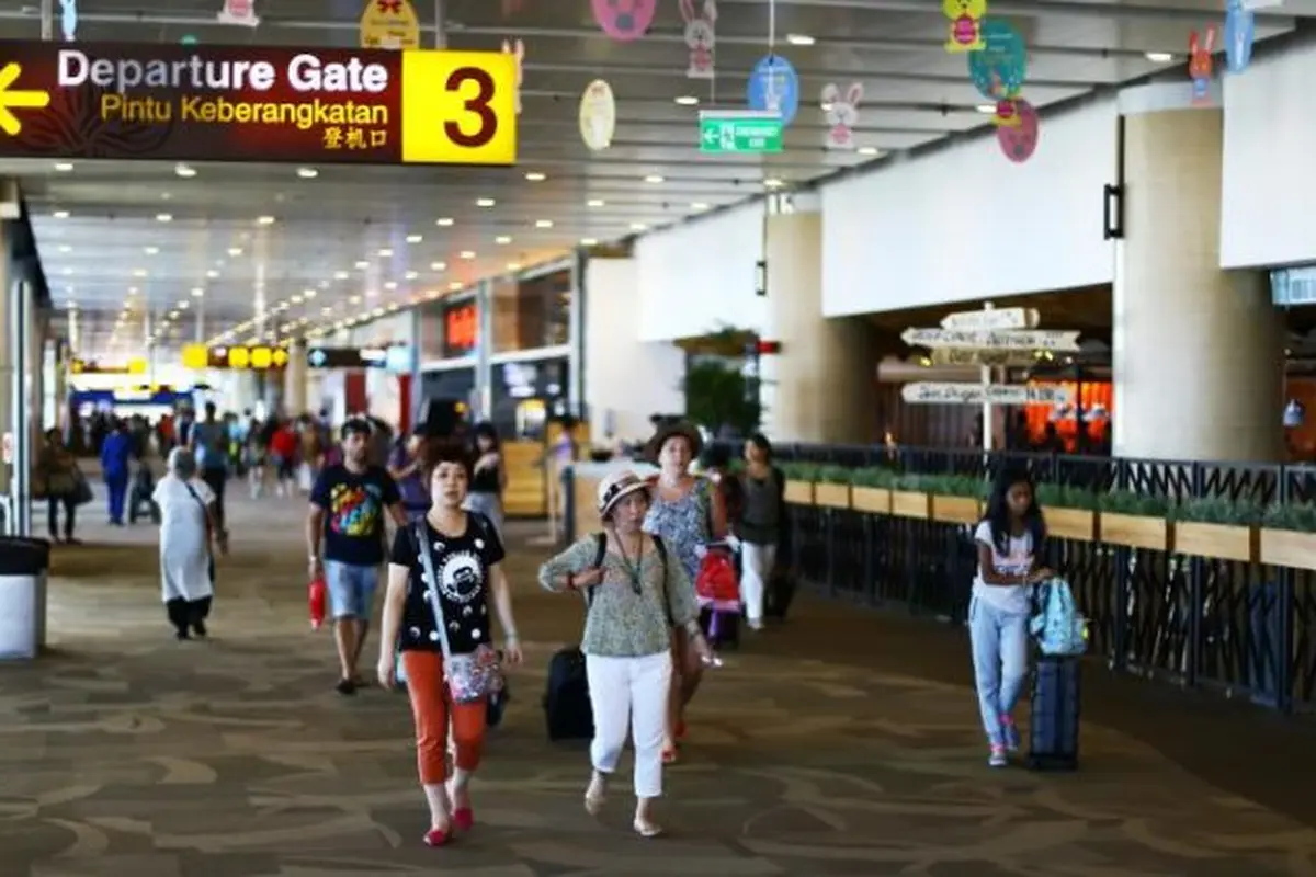 Beberapa wisatawan mancaranegara yang mengunjungi Bali melalui Bandara Ngurah Rai. (Dewi/Liputan6.com)