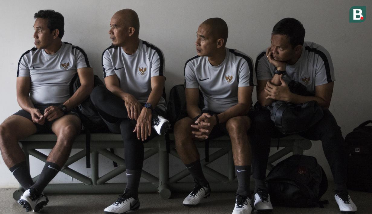Pelatih Timnas Indonesia, Bima Sakti, bersama asistennya bersiap memimpin latihan di Stadion Madya, Jakarta, Minggu (11/11). Latihan ini persiapan jelang laga Piala AFF 2018 melawan Timor Leste. (Bola.com/Vitalis Yogi Trisna)