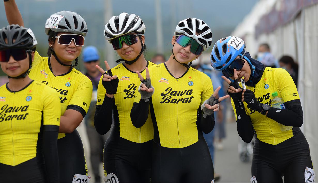 Atlet Tim Sepatu Roda Putri Jawa Barat melakukan foto bersama sebelum bertanding di nomor Marathon 42.000 Meter yang berlangsung di Jembatan Merah Teluk Youtefa, Kota Jayapura. Jumat (01/10/2021). (PB.PON XX PAPUA/Ian Irman)