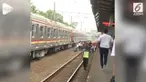 Detik-detik para penumpang turun dari KRL di Stasiun Buaran-Klender, lantaran tercium bau gas yang menyengat.