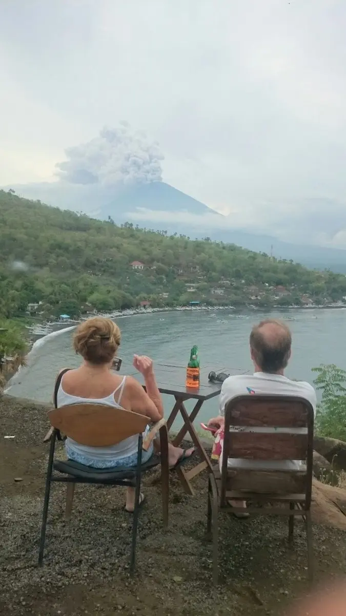 Beragam Gaya Turis Di Bali Nikmati Letusan Gunung Agung News 3214