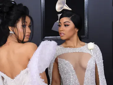 Cardi B dan Hennessy Carolina berpose untuk difoto saat menghadiri Grammy Awards ke-60 di Madison Square Garden, New York (28/1). (AFP/Angela Weiss)