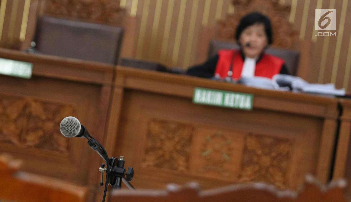 Sebuah mic yang diperuntukkan tersangka Jonru Ginting tidak hadir dalam sidang gugatan praperadilan di PN Jakarta Selatan, Selasa (21/11). Majelis hakim menolak seluruh gugatan praperadilan yang diajukan tersangka Jonru. (Liputan6.com/Immanuel Antonius)