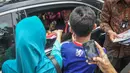 Presiden Joko Widodo (Jokowi) saat membagikan buku kepada kerumunan warga di Jalan Cicendo, Bandung, Jumat (24/4/2015). (Liputan6.com/Faizal Fanani)