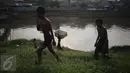 Sejumlah anak seusai berenang di aliran kali besar Banjir Kanal Barat, Jakarta, Sabtu (11/3). Anak-anak ini mengaku nekat berenang karena tidak mampu mengakses fasilitas kolam renang ataupun sarana bermain lainnya. (Liputan6.com/Faizal Fanani)
