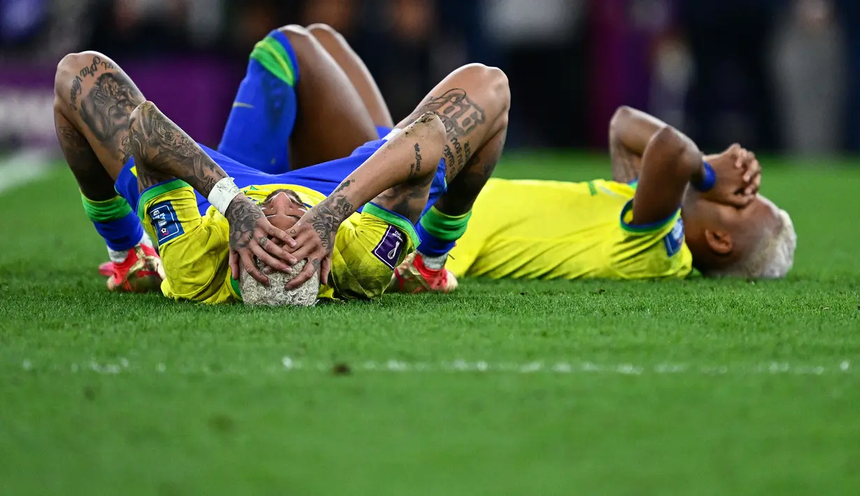 Reaksi kecewa pemain Brasil, Neymar setelah tim mereka kalah dari Kroasia saat laga perempat final Piala Dunia Qatar 2022 yang berlangsung di Education City Stadium, Al-Rayyan, Jumat (09/12/2022) waktu setempat. Brasil kalah 2-4 dari Kroasia saat babak adu penalti. (AFP/Gabriel Bouys)