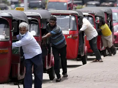 Pengemudi bajaj antre untuk membeli bahan bakar dekat sebuah SPBU di Kolombo, Sri Lanka, 13 April 2022. PM Sri Lanka mengatakan akan mendengarkan ide-ide pengunjuk rasa untuk menyelesaikan tantangan ekonomi, sosial, dan politik yang dihadapi negara. (AP Photo/Eranga Jayawardena)