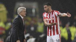 Pemain Stoke, City Geoff Cameron (kanan) berdiskusi dengan pelatih Stoke City, Mark Hughes  Pada Leg pertama semi-final Piala Liga Inggris di Stadion Britannia, Stoke-on-Trent, Inggris, Rabu (06/01/2016) dini hari WIB. (AFP Photo/Oli Scarff)