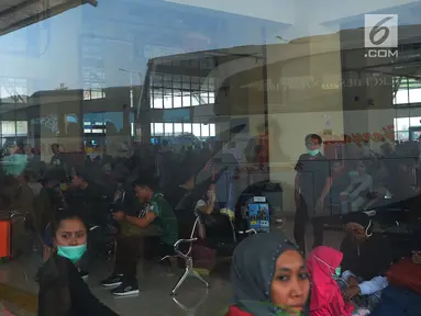 Sejumlah calon penumpang menunggu bus antar kota antar provinsi untuk pulang kampung di Terminal Pulogebang, Jakarta, Sabtu (9/6). Jumlah penumpang yang ada di terminal terpadu Pulogebang terus bertambah. (Merdeka.com/Imam Buhori)