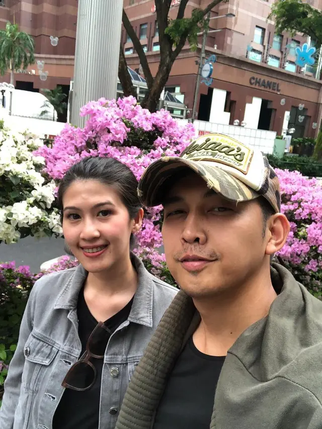 Dikaruniai Anak Usai 8 Tahun Menikah, Ini 7 Momen Mesra Indra Sinaga dan Istri