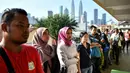 Warga Malaysia mengantre di tempat pemungutan suara untuk memilih perdana menteri, Kuala Lumpur, Rabu (9/5). Pemerintah menetapkan hari ini sebagai hari libur agar warganya bisa memenuhi tanggung jawab mereka sebagai pemilih. (Manan VATSYAYANA / AFP)