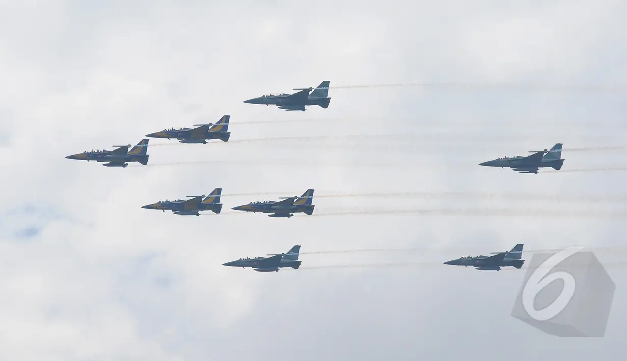 Aksi manuver jet tempur TNI AU meramaikan acara peringatan HUT ke-69 TNI AU di Lanud Halim Perdanakusuma, Jakarta, Kamis (9/4/2015). Acara tersebut menampilkan demo darat dan atraksi udara. (Liputan6.com/Herman Zakharia)