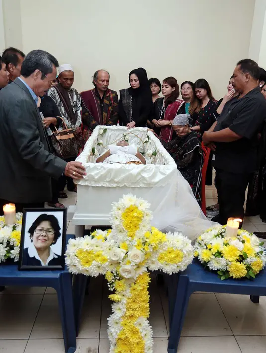 Natalie bersedia untuk dimintai keterangan dan bercerita soal ibundanya. Ternyata selain kanker payudara, ibundanya juga mengidap beberapa penyakit lainnya, seperti paru-paru dan kemudian menyebar ke mana-mana. (Deki Prayoga/Bintang.com)