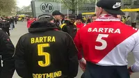 Pendukung Borussia Dortmund dan AS Monaco memberikan dukungan untuk Marc Bartra.