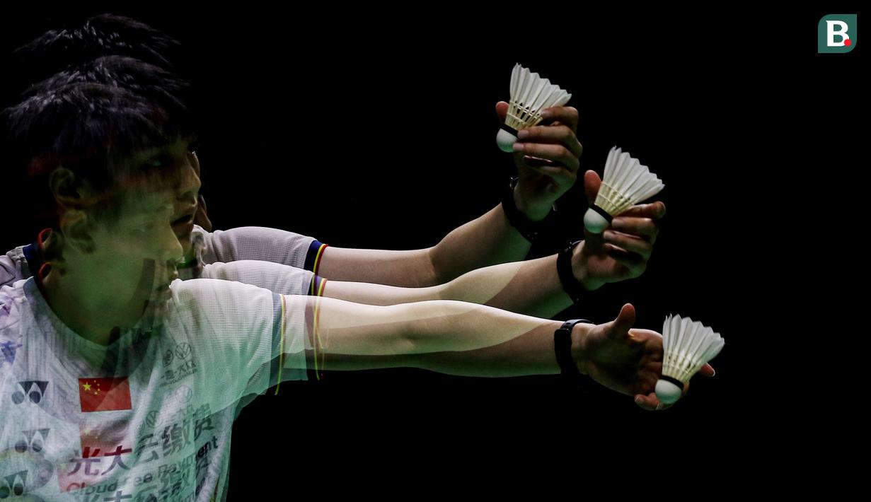 Pebulu tangkis tunggal putri China, Wang Zhi Yi saat bertanding melawan pebulu tangkis tunggal putri Taiwan, Tai Tzu Ying pada babak final Indonesia Open 2022 di Istora Senayan, Jakarta, Minggu (19/06/2022). (Bola.com/Bagaskara Lazuardi)