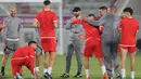 <p>Pelatih Maroko, Walid Reragui berbicara kepada para pemain selama sesi latihan latihan jelang menghadapi Prancsi di babak semifinal Piala Dunia 2022 di Stadion Al Duhail SC di Doha pada 13 Desember 2022. Maroko mengukir sejarah di Piala Dunia. Mereka jadi tim Afrika pertama yang tembus semifinal, usai mendepak tim kuat Portugal. (AFP/Karim Jaafar)</p>