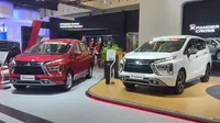 Mitsubishi Xpander tipe Sport dan Ultimate dipajang bersebelahan di booth Mitsubishi Indonesia menjelang GIIAS 2022 (Otosia.com/Arendra Pranayaditya)