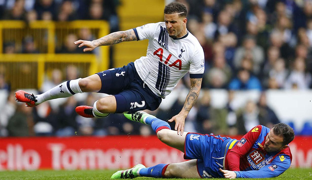 Pemain Crystal Palace, Jordon Mutch, menekel bek Tottenham, Kyle Walker. Meski kalah Tottenham menguasai jalannya laga dengan penguasaan bola 61 persen. (Reuters/Darren Staples)