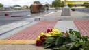 Buket bunga dari pelayat ditempatkan dekat keranjang balon udara yang jatuh di Albuquerque, New Mexico, Amerika Serikat, Sabtu (26/6/2021). Balon itu melayang sebelum mendarat di tempat lain. (AP Photo/Andres Leighton)