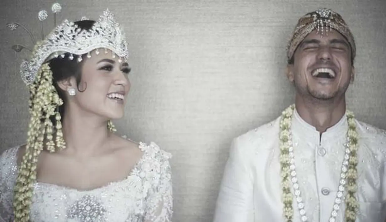 Hamish Daud kini telah resmi menjadi suami dari Raisa Andriana. Pernikahan yang terbilang megah itu telah dilangsungkan pada Minggu, 3 September 2017 lalu  di Ayana MidPlaza Hotel, Jakarta Pusat. (Instagram/hamishdw)