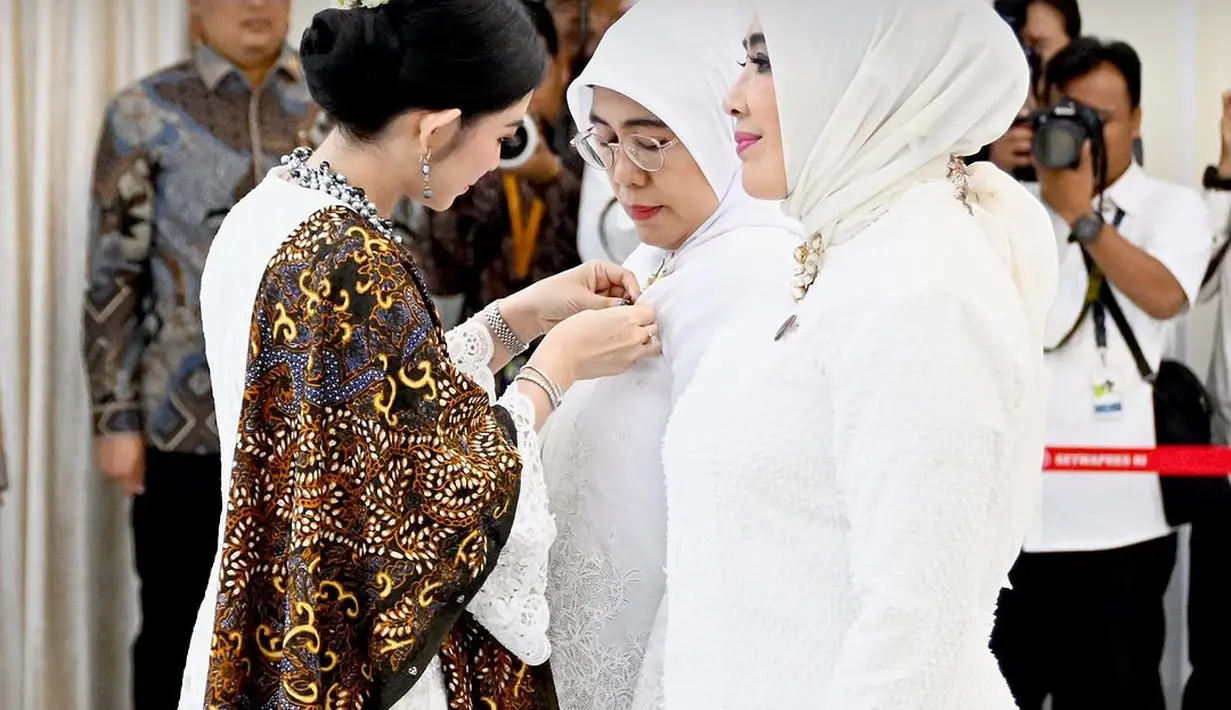 Layaknya ibu pejabat, rambut Selvi Ananda disanggul bergaya modern dengan sematan bunga di atasnya [@setwapres.ri]