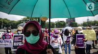 Massa dari Jaringan Pembela Hak Perempuan Korban Kekerasan Seksual melakukan unjuk rasa di depan Gedung DPR, Jakarta, Rabu (22/12/2021). Mereka mendesak DPR mengesahkan rancangan undang-undang Tindak Pidana Kekerasan Seksual (RUU TPKS) sebagai RUU Inisiatif DPR RI. (Liputan6.com/Faizal Fanani)