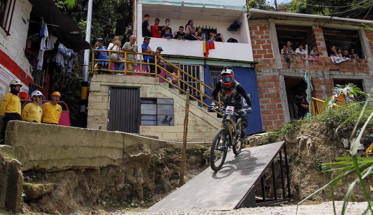 Pebalap sepeda Kolombia, Juan Nuñez memacu sepedanya pada ajang MTB Red Bull Medellín Cerro Abajo Urban Downhill, di perkampungan padat penduduk "La comuna 13", Medellin, Kolombia, pada 4 Maret 2023. (AFP/Freddy Builes)