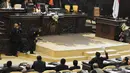 Pimpinan sidang sementara, Maimanah Umar terlihat kerepotan menghadapi anggota dewan yang berebut suara melalui microphone mereka masing-masing, Jakarta, (7/10/14). (Liputan6.com/Andrian M Tunay) 