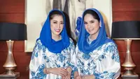 Annisa Pohan dan Aliya Rajasa pun tampil kembar mengenakan dress panjang lengan puffer. Dress satin warna dasar putih tersebut memiliki motif floral biru. [@annisayudhoyono]