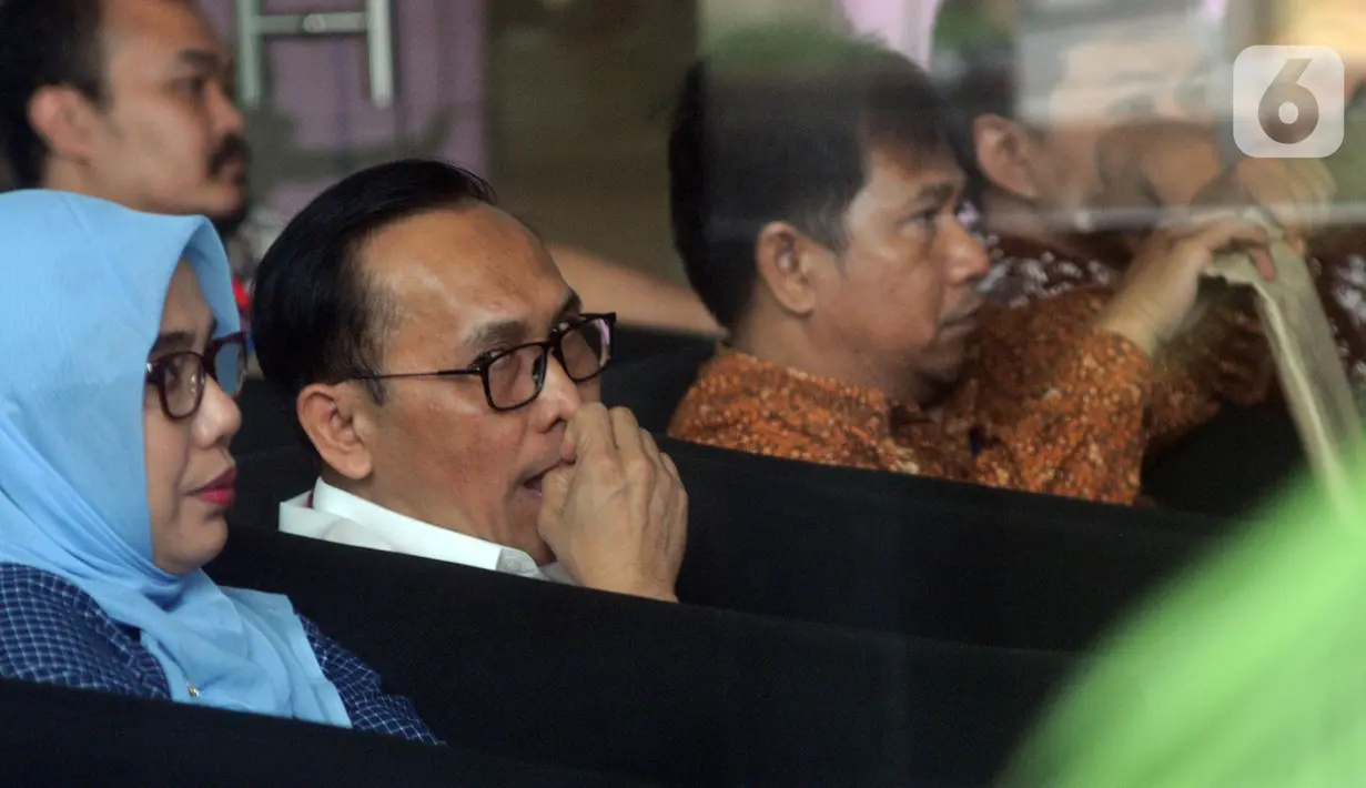 Mantan Dirut PT Garuda Indonesia (Persero), Muhammad Arif Wibowo menunggu panggilan penyidik di Gedung KPK, Jakarta, Selasa (17/12/2019). Arif diperiksa terkait kasus dugaan suap pengadaan mesin Rolls-Royce PLC asal Inggris untuk pesawat Airbus milik Garuda Indonesia. (merdeka.com/Dwi Narwoko)