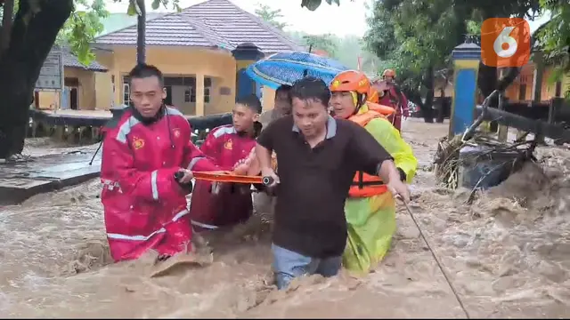 Personel Pokres Sukabumi saat evakuasi warga dari banjir yang merendam Puskesmas Palabuhanratu Kabupaten Sukabumi (Liputan6.com/Istimewa).