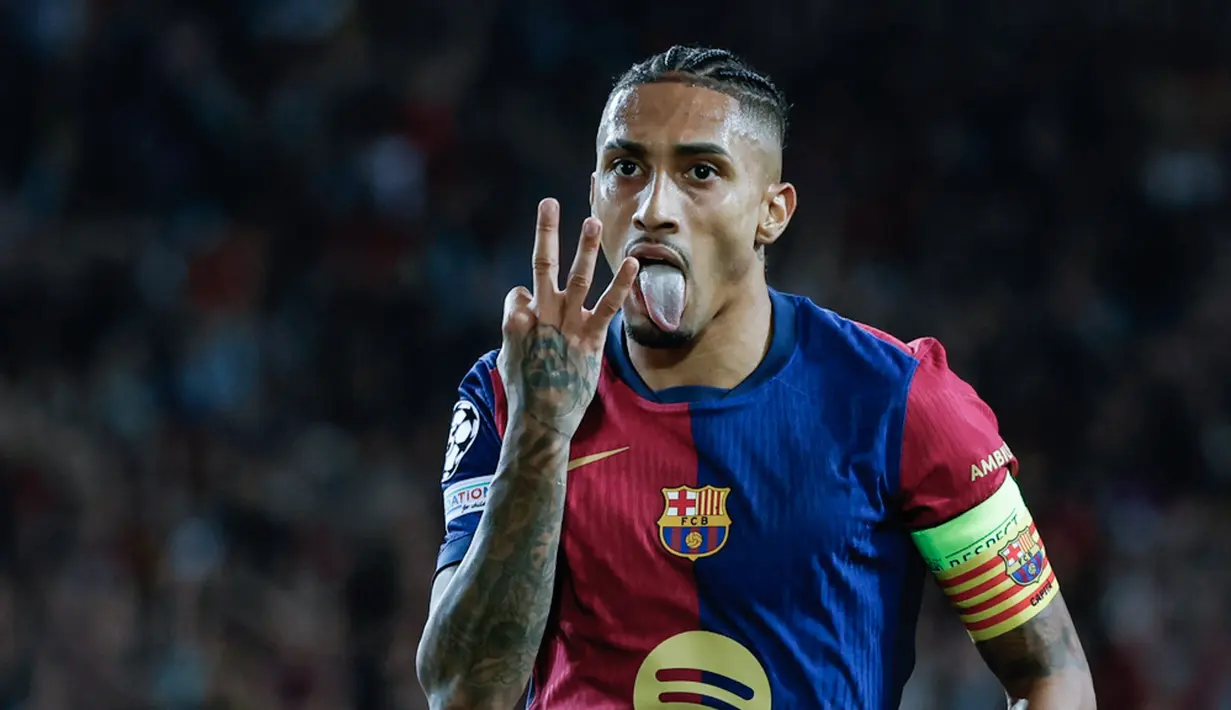 Pemain Barcelona, Raphinha, melakukan selebrasi setelah mencetak gol ke gawang Bayern Munchen, dalam laga matchday tiga Liga Champions 2024/2025 di Estadi Olimpic Lluis Companys, Kamis (24/10/2024). (AP Photo/Joan Monfort)