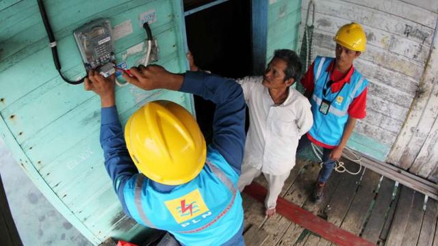 Karyawan PT PLN (Persero) tengah memasang meteran listrik di salah satu rumah warga Natuna, Kepulauan Riau. (Foto: Humas PLN)