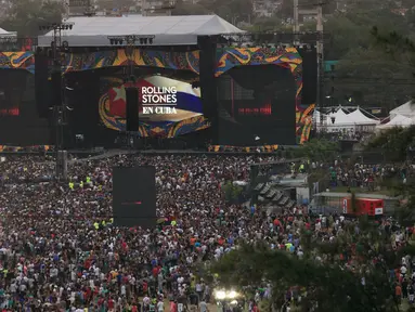 Ribuan fans saat menunggu band idolanya Rolling Stones di Ciudad Deportiva de la Habana, Kuba, 25 Maret 2016. Konser yang mendatangkan band rock and roll ini tidak dipungut biaya atau gratis. (REUTERS / Enrique de la Osa)