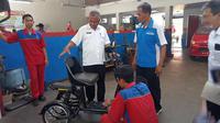 Proses perakitan Sepeda Listrik  khusus penyandang difabel oleh siwa SMKN 1 Glagah Banyuwangi (Hermawan Arifianto/Liputan6.com)