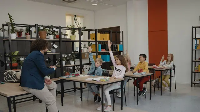Guru mengajar siswa di kelas (Pexels)